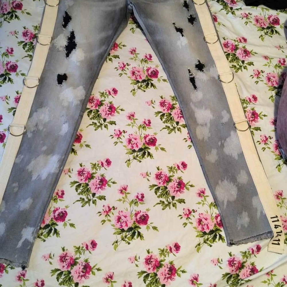 Kdnk Distressed Light Gray Acid-Wash Skinny Jeans
